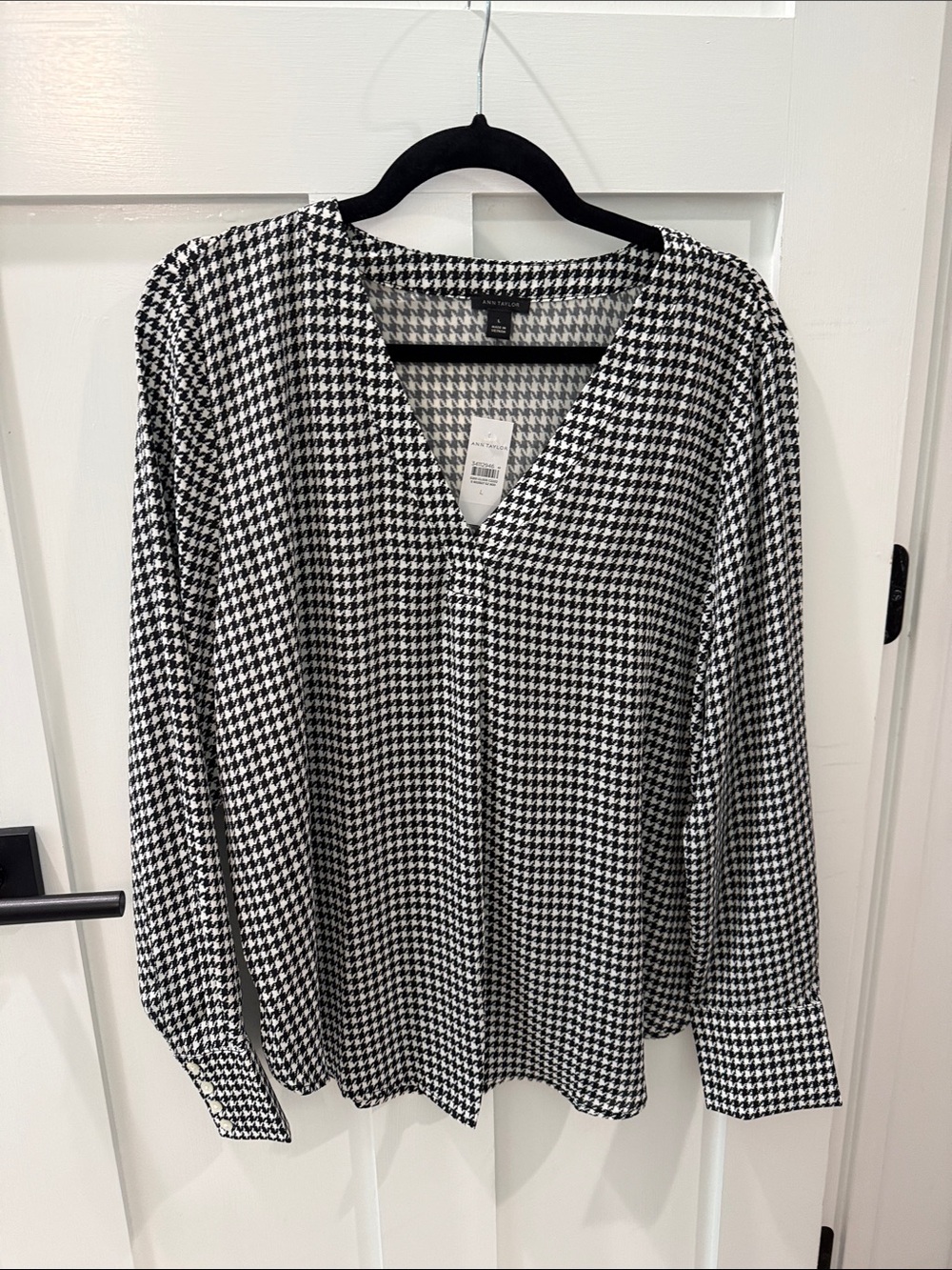 Ann Taylor Black & White Houndstooth V-Neck Blouse